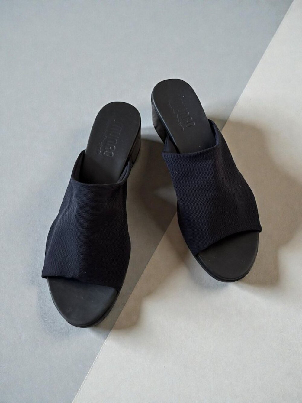 MUNRO Black Stretch Slide Sandals Size 7.5